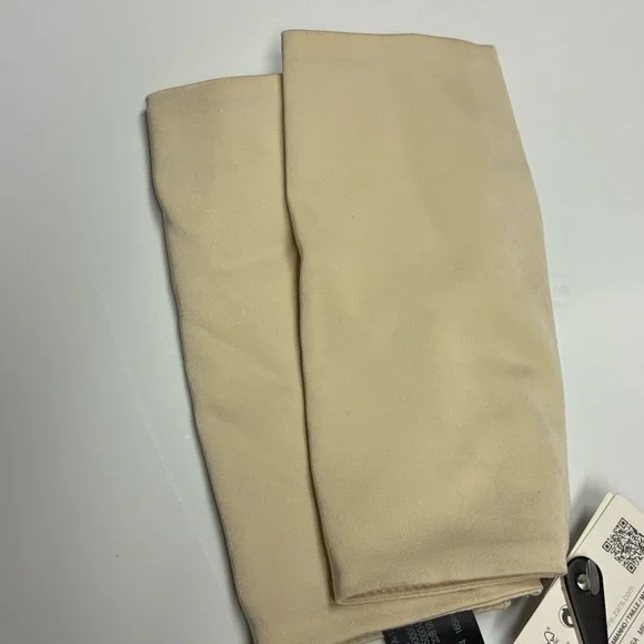 NWT. Zara Cream Satin Effect Fingerless Gloves with Self Lined Buttons. - Picture 7 of 13